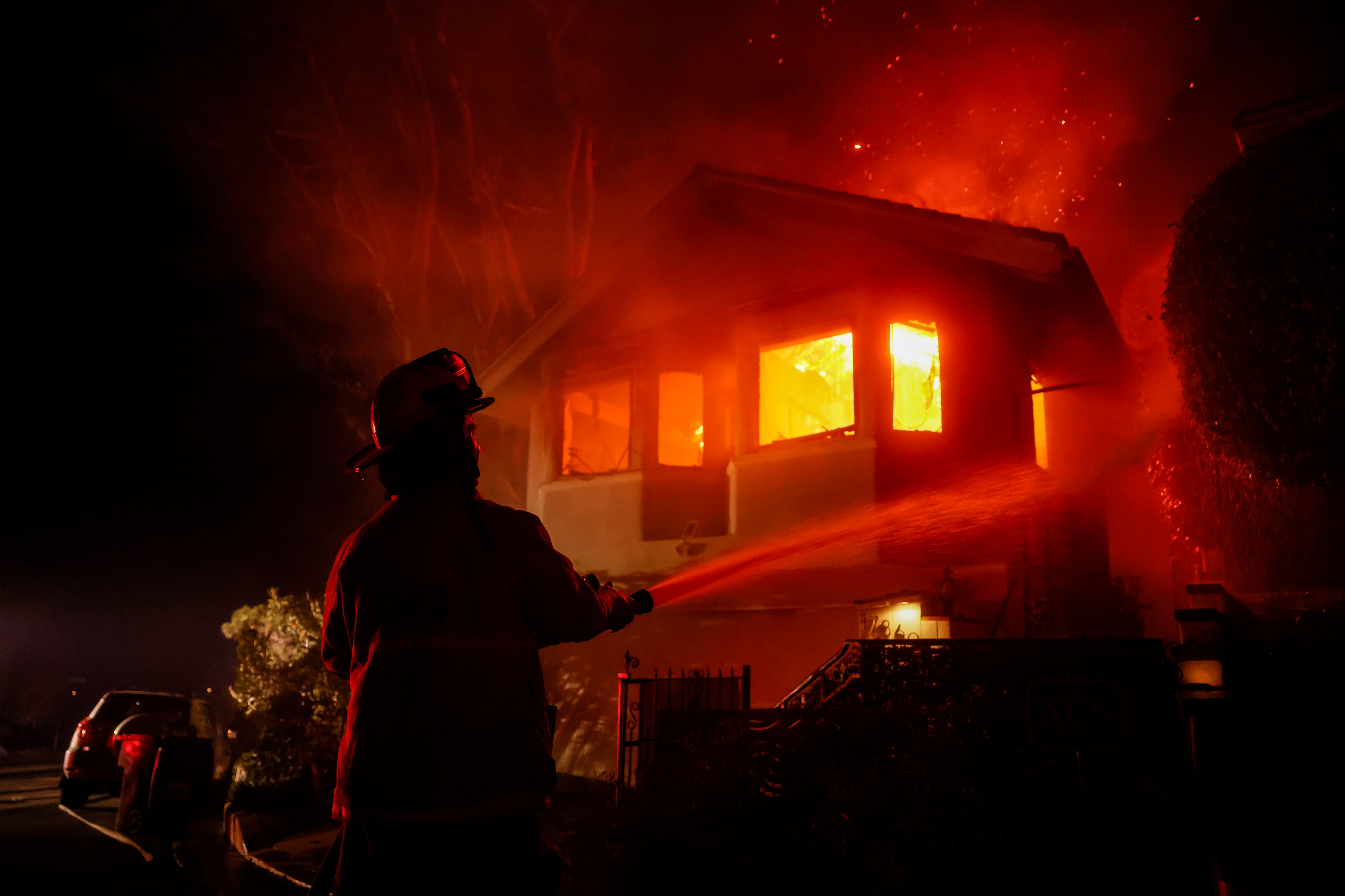 Even after wildfire tariff threats, most Canadians support sending help to U.S. for disaster relief: poll