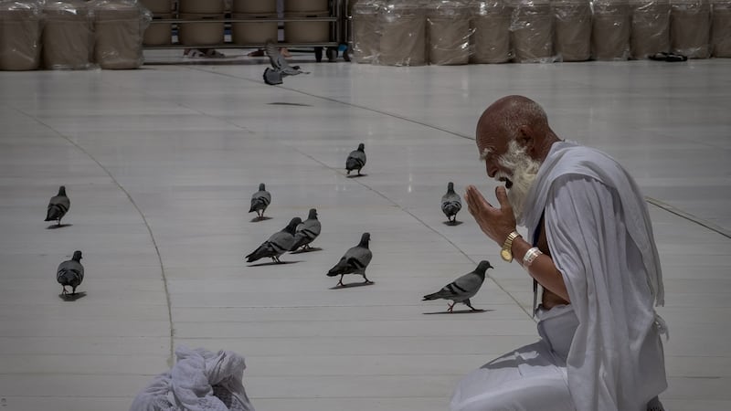 Muslims begin the annual Hajj in sweltering heat against a backdrop of war concerns