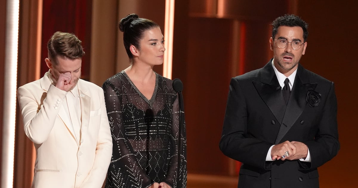 Macaulay Culkin und die Stars von „Schitt’s Creek“ würdigen Catherine ...