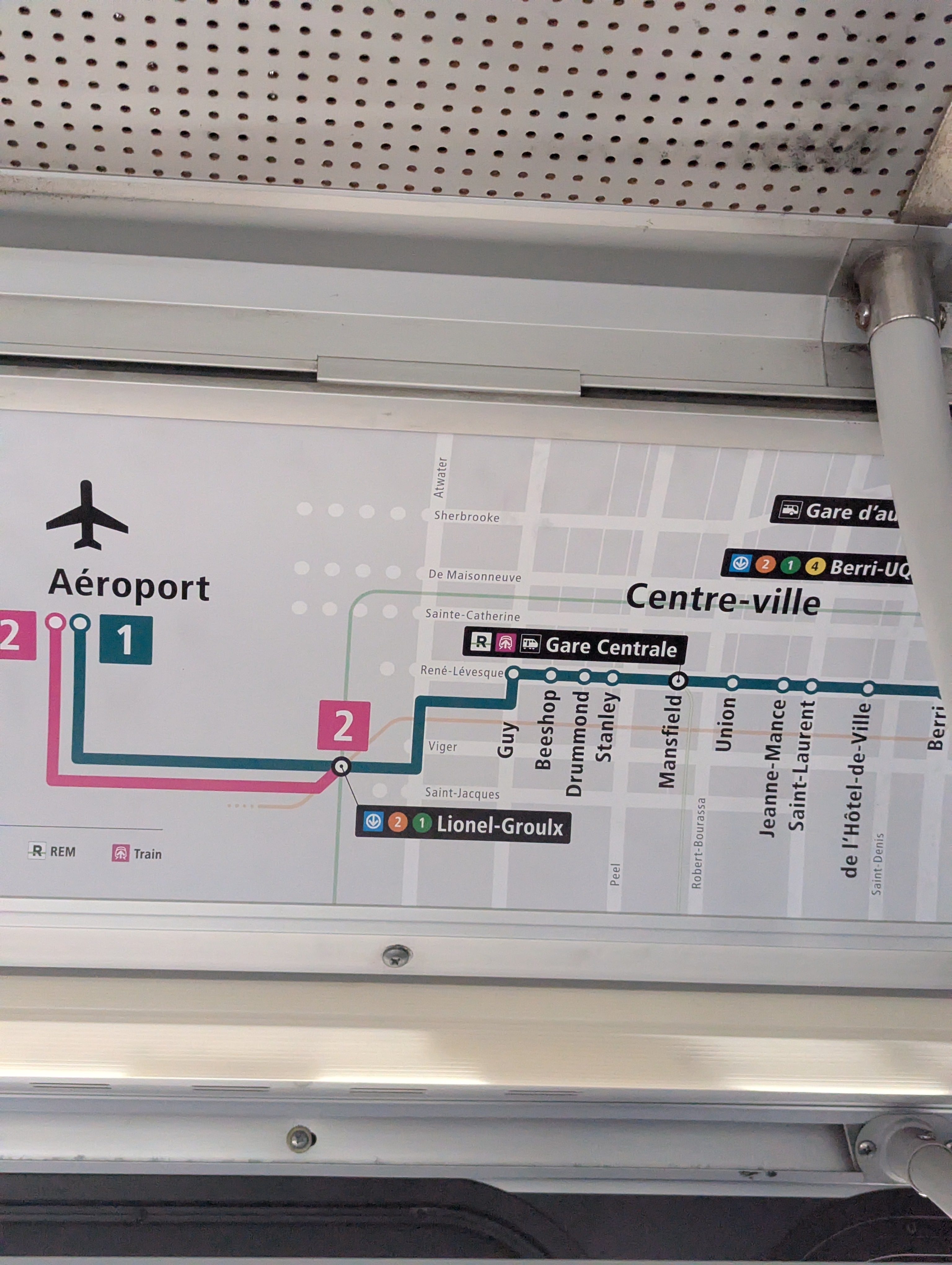 Negative buzz at the STM after AI labels Bishop Street bus stop as ‘Beeshop