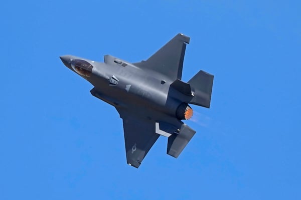 Canadians say selecting the best fighter jet for the job matters more than jobs: Nanos
