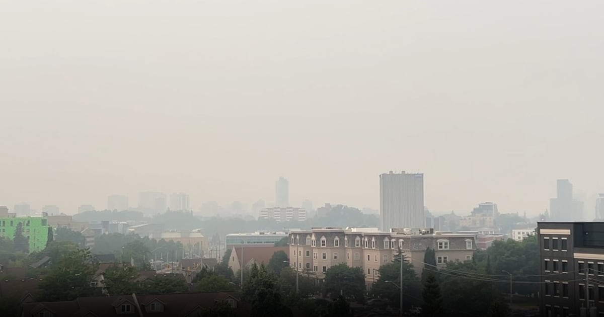 How do experts track air quality?