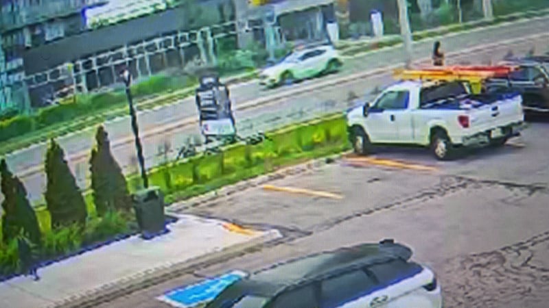 Police share photo of suspect vehicle wanted in fatal hit-and-run in Mississauga