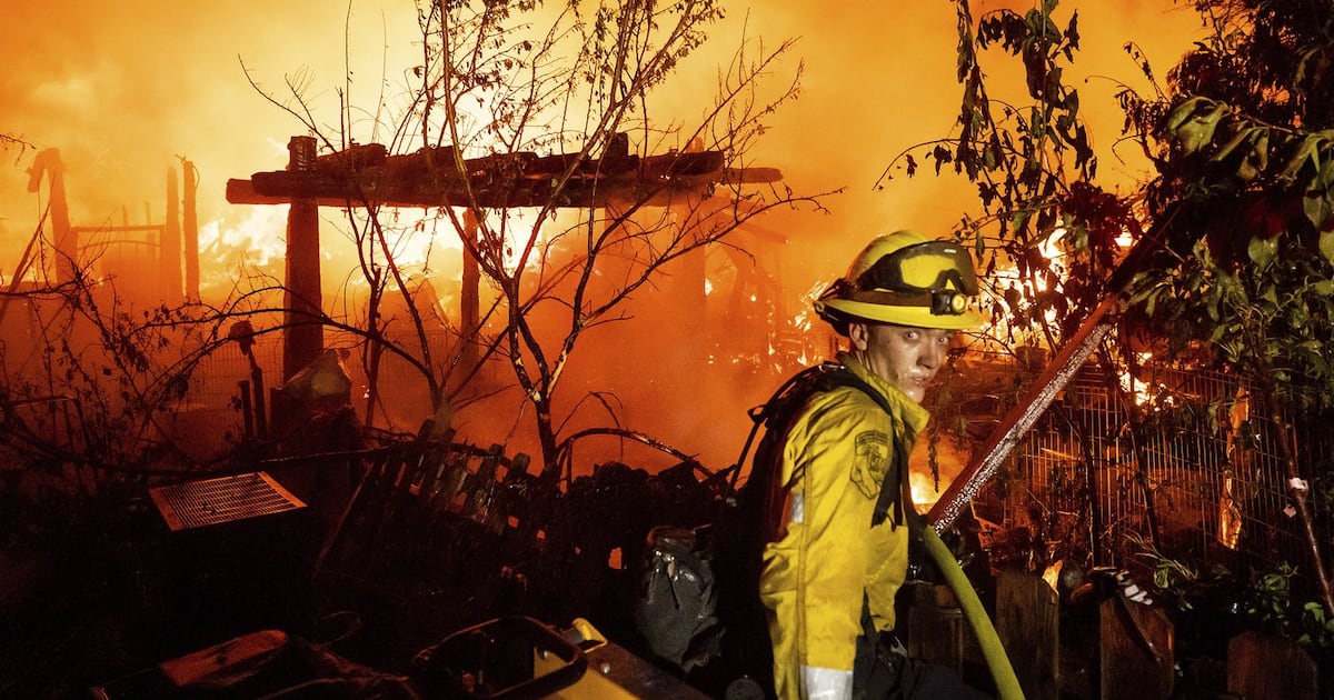 Schnell um sich greifender Waldbrand versengt historische kalifornische ...
