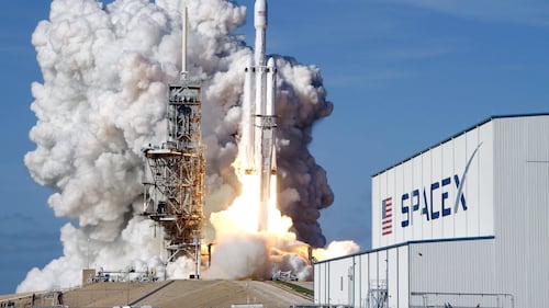 SpaceX wants regular investors to help its stock launch. Here's what to know before clicking 'buy'
