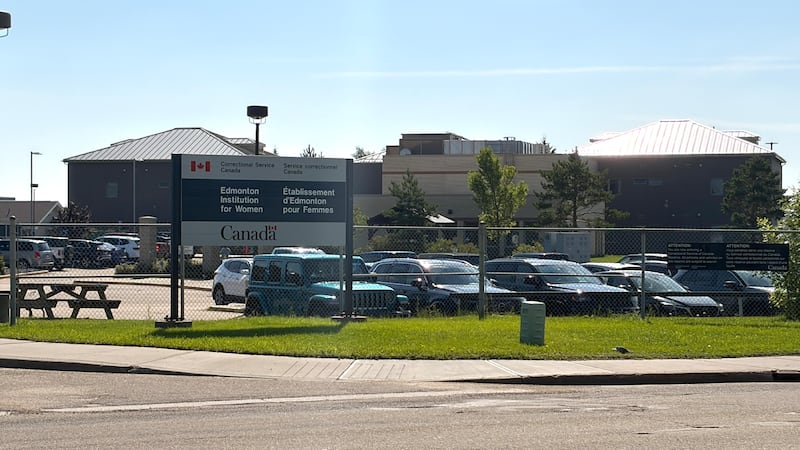 2 correctional officers, inmate killed in central Alberta crash during prison transfer