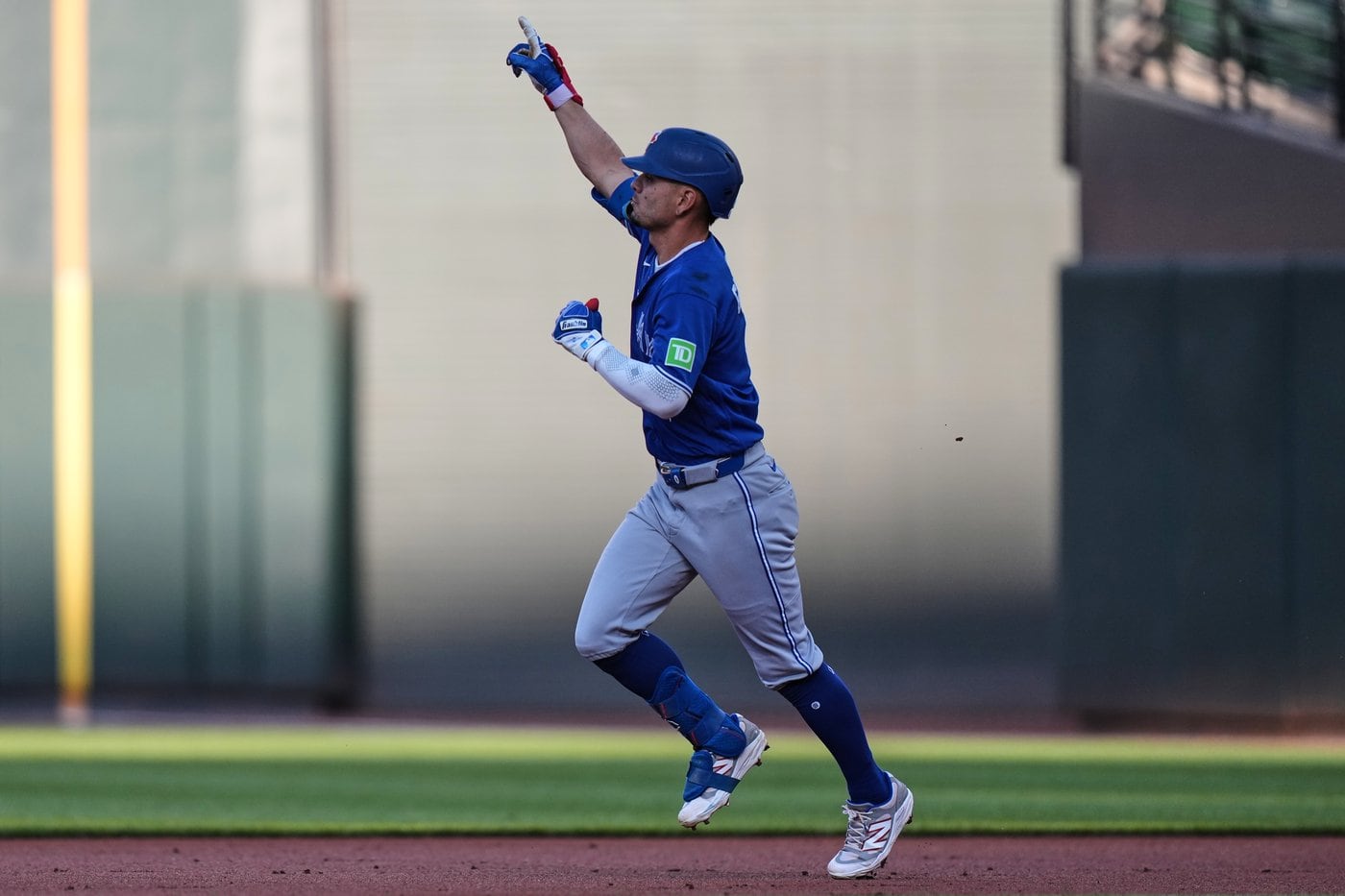 Bases-loaded walk lifts the Blue Jays to a 2-1 victory over the Orioles