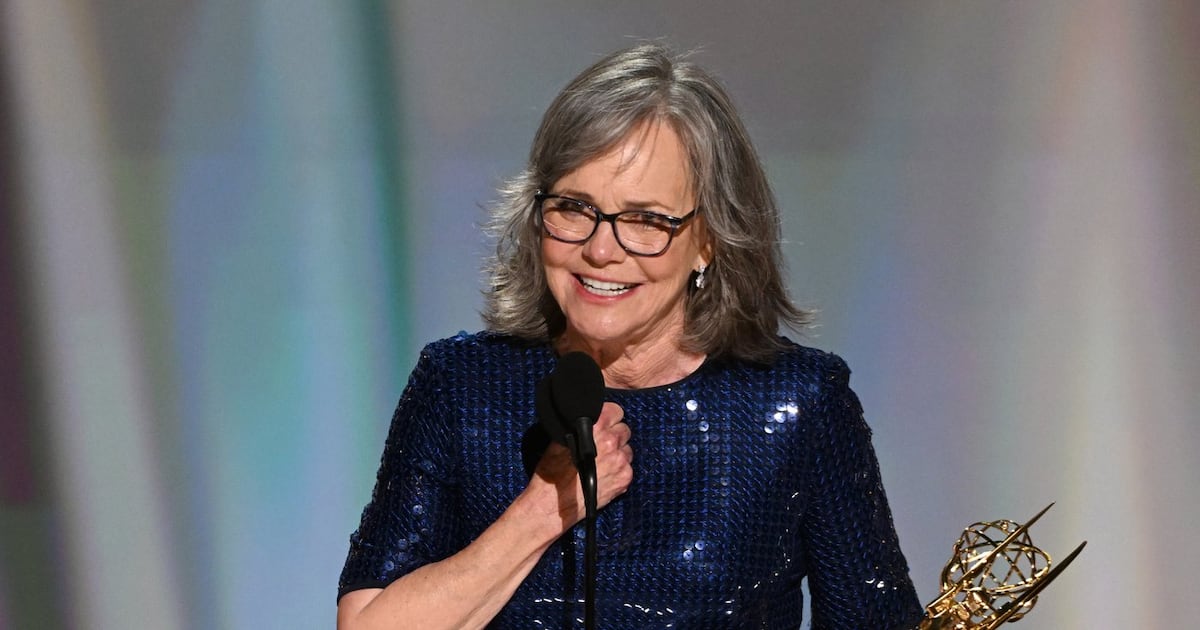Sally Field grüßt Kanada bei den Emmy Awards, während Hollywood Catherine ...