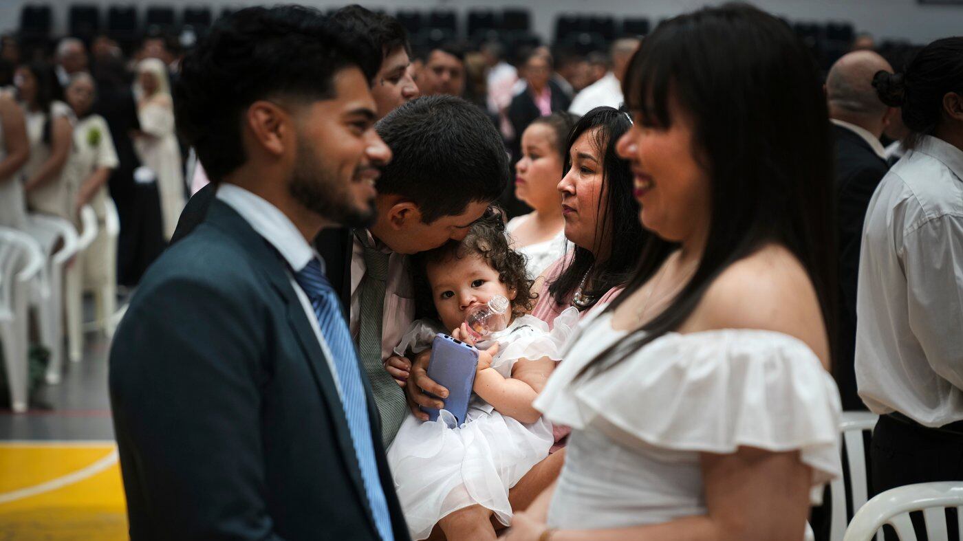 600 couples tie the knot in Paraguay's mass civil wedding