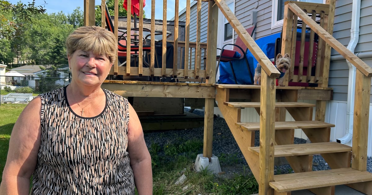N.B. homeowner urges caution after unfinished deck project
