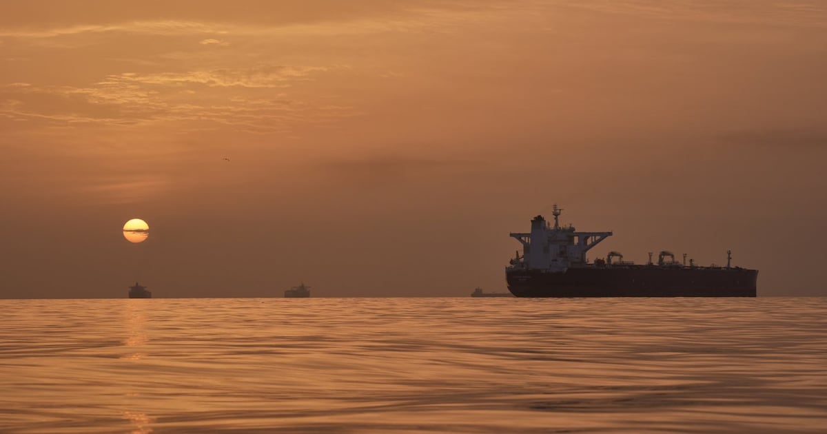 अमेरिकी नौसेना ने होर्मुज जलडमरूमध्य के पास ईरानी ध्वज वाले जहाज को जब्त कर लिया और तेहरान ने त्वरित प्रतिक्रिया का वादा किया