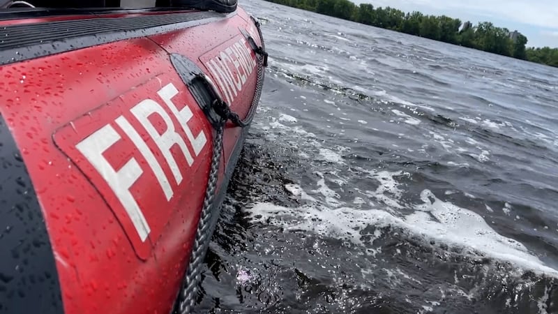 2 rescued from Ottawa River after sailboat capsizes