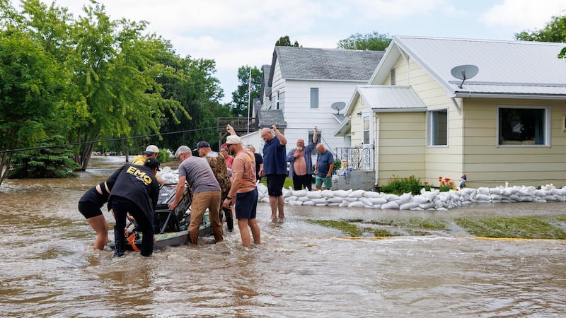 ‘The light at the end of the tunnel is very far away’: Mayor of flooded Manitoba town