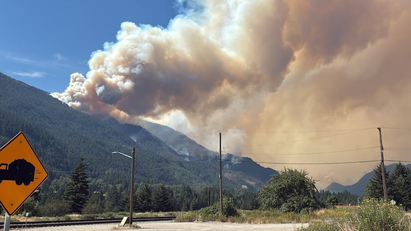 Structures lost to B.C. wildfire as hundreds of properties under evacuation orders