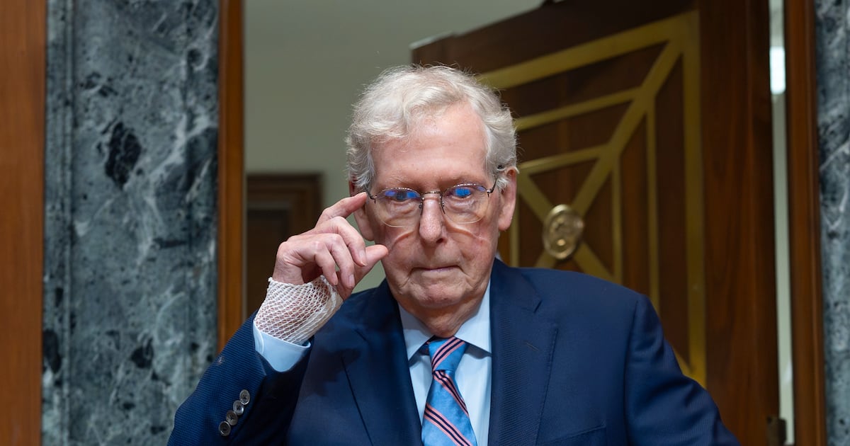 Mitch McConnell kehrt erstmals seit seinem Krankenhausaufenthalt im Juni ...