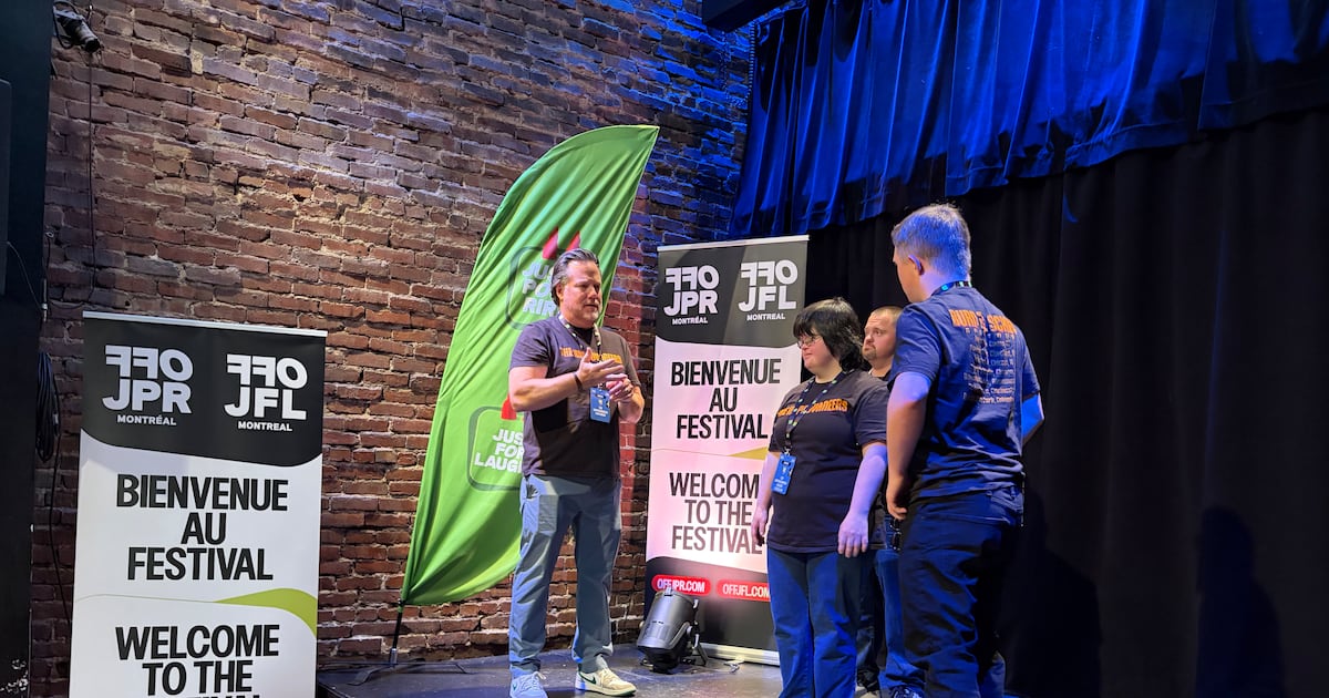Có một nhóm hài improv độc đáo mang tên Improvaneers, tự nhận là nhóm improv đầu tiên trên thế giới gồm những người hội chứng Down, biểu diễn tại lễ hội Just for Laughs, với buổi tập và trò chuyện cùng danh hài Ron Funches tại Theatre Ste-Catherine. (Christine Long / CTV Montreal) (Ảnh: CTVNews)