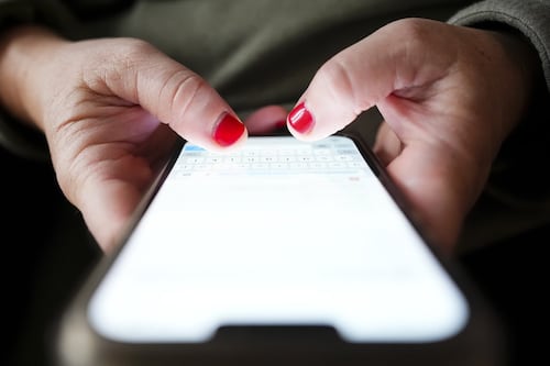 Screen time limits not enough to tackle problematic social media use: experts