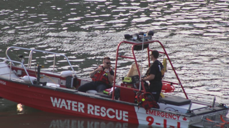 Saskatoon fire crews recover floating pontoon boat, rescue stranded person on river
