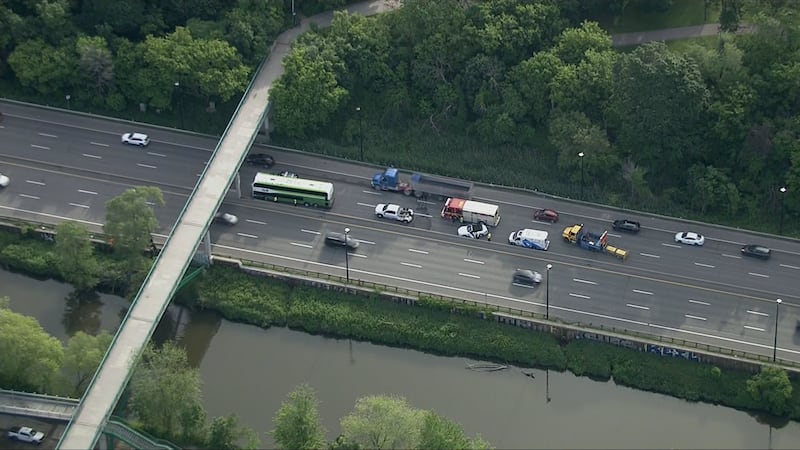 Major delays on DVP due to multiple crashes in both southbound and northbound lanes