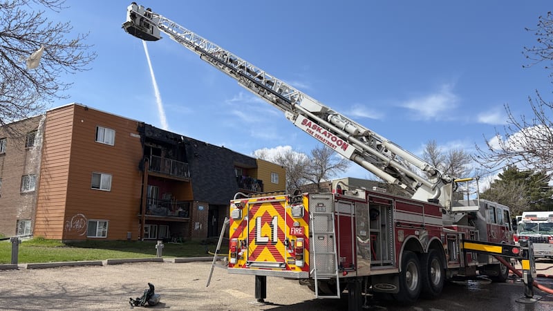 Saskatoon firefighters battle apartment fire