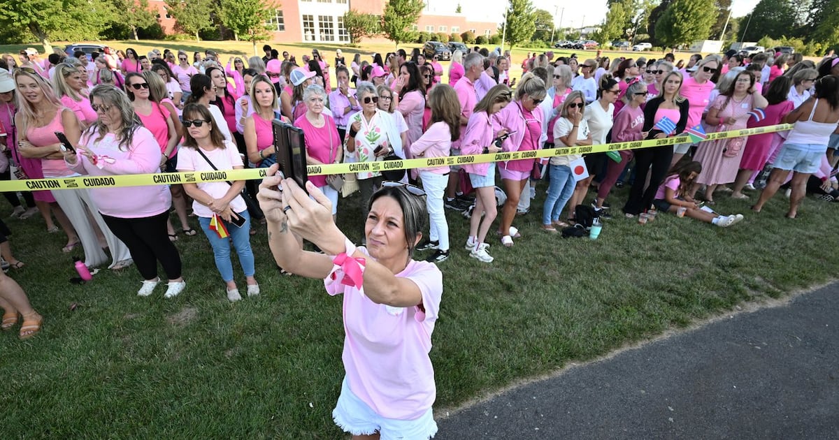Frauen in Pink demonstrieren für Lindsay Clancy, die wegen Mordes an drei ...