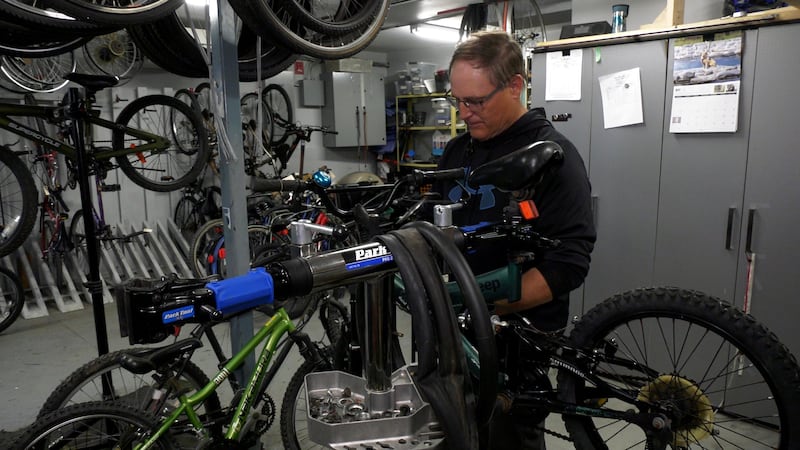 Calgary retirees volunteering to fix bicycles for new Canadians and underprivileged kids