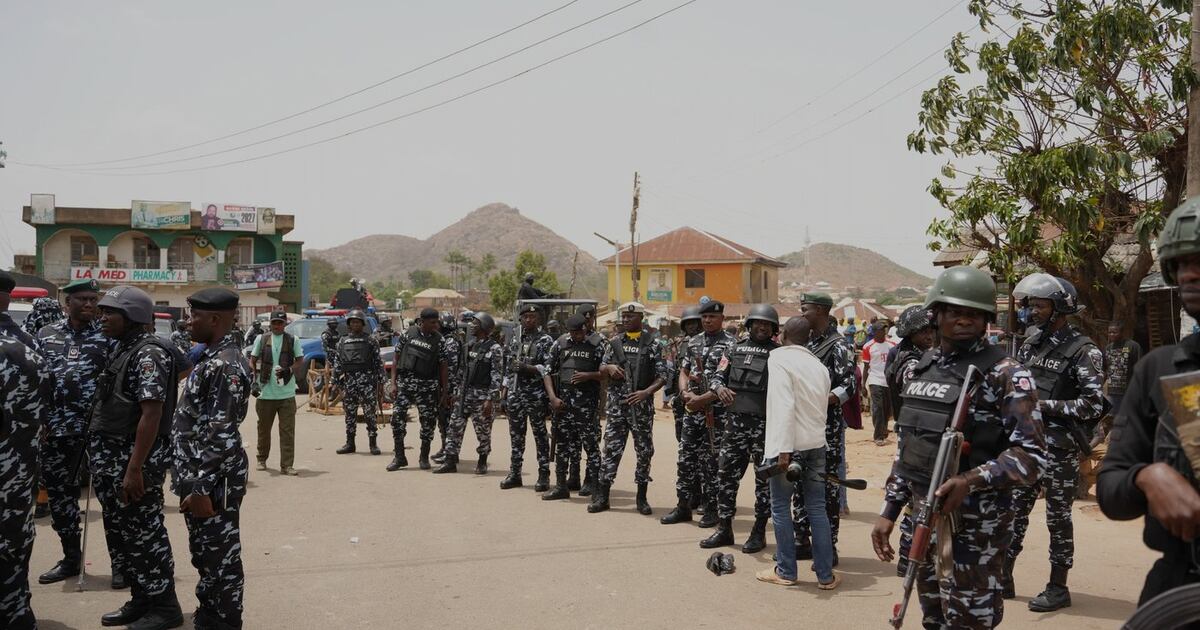 Bewaffnete Gruppe in Nigeria tötet mindestens 20 Menschen und liefert sich ...