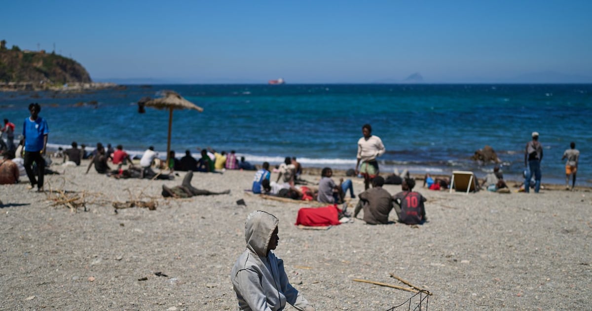 Spaniens Ceuta ist überlastet, da Tausende nach dem Ansturm von Migranten ...