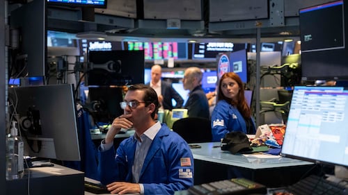 U.S. stocks edge lower as oil prices rise and more earnings reports roll in