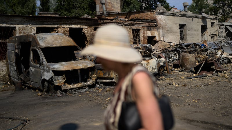 Russian and Ukrainian attacks kill 10 people, a day after deadly shopping mall drone strike