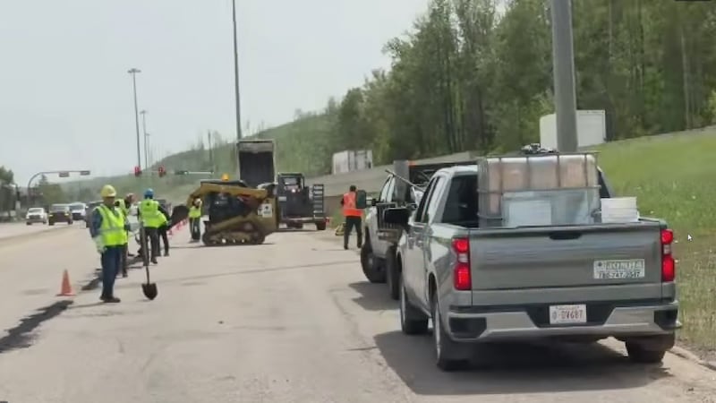 Group patches potholes on highway through Fort McMurray as citizen protest