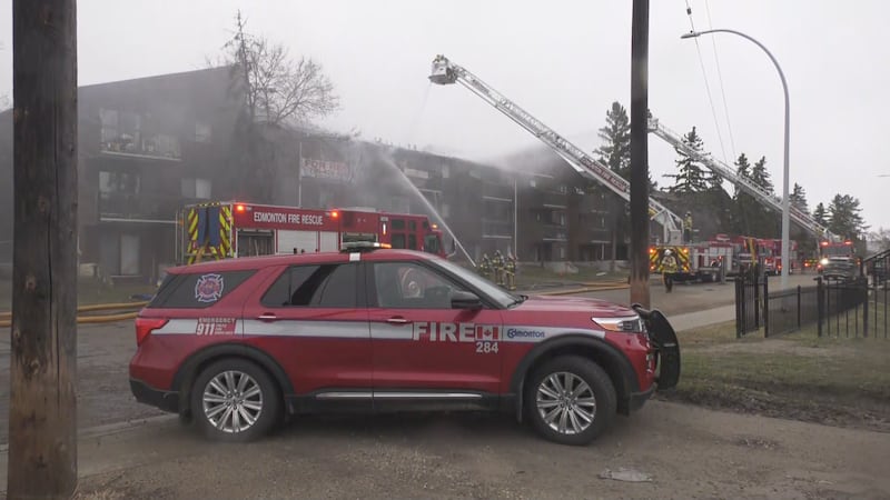 Crews battle fire in heavy winds at west Edmonton apartment