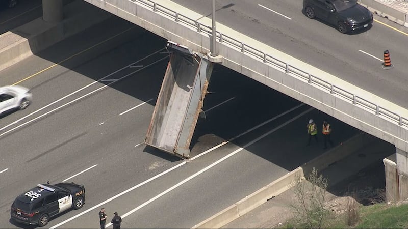 Eastbound lanes closed on Highway 403 in Mississauga after dump truck collision