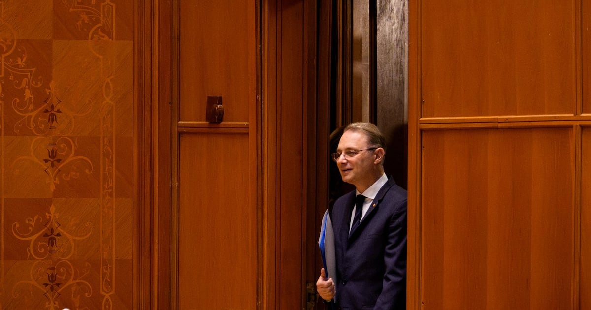 Rumänische Abgeordnete unterstützen eine Minderheitsregierung ...