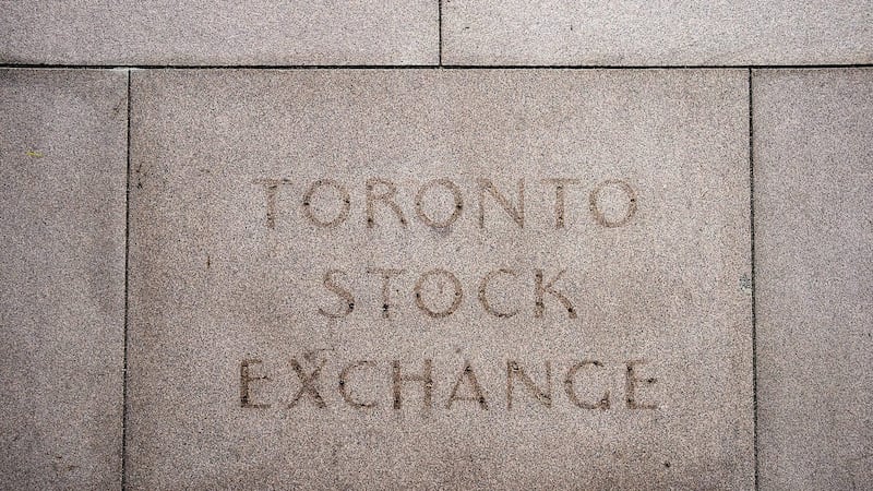 S&P/TSX composite ends week slightly negative, while tech buoys U.S. markets