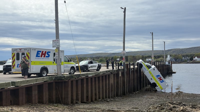 ‘It was a shock’: Ambulance falls off wharf in Annapolis Royal, N.S.
