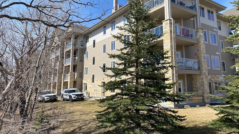 Senior found in Winnipeg apartment building dies, homicide investigation underway