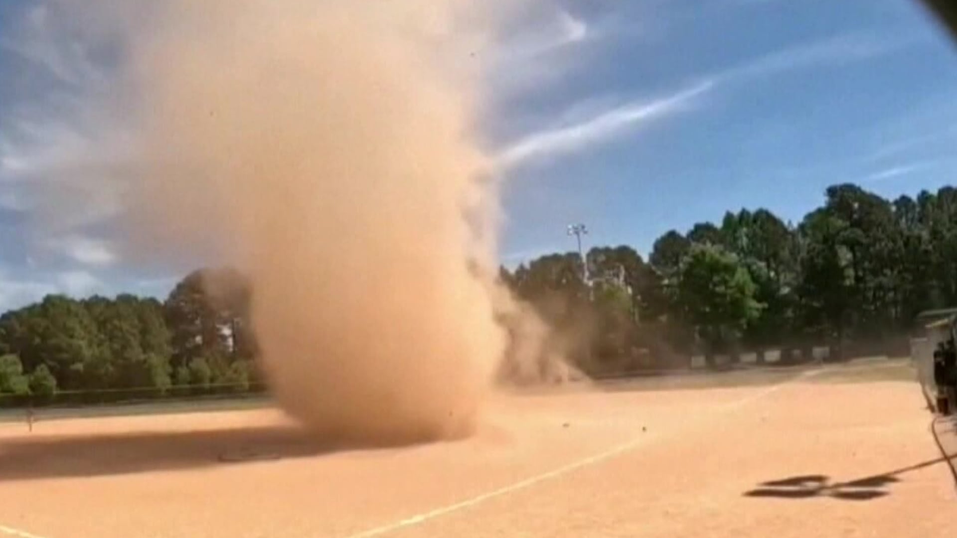 Dust devil interrupts baseball game in South Carolina