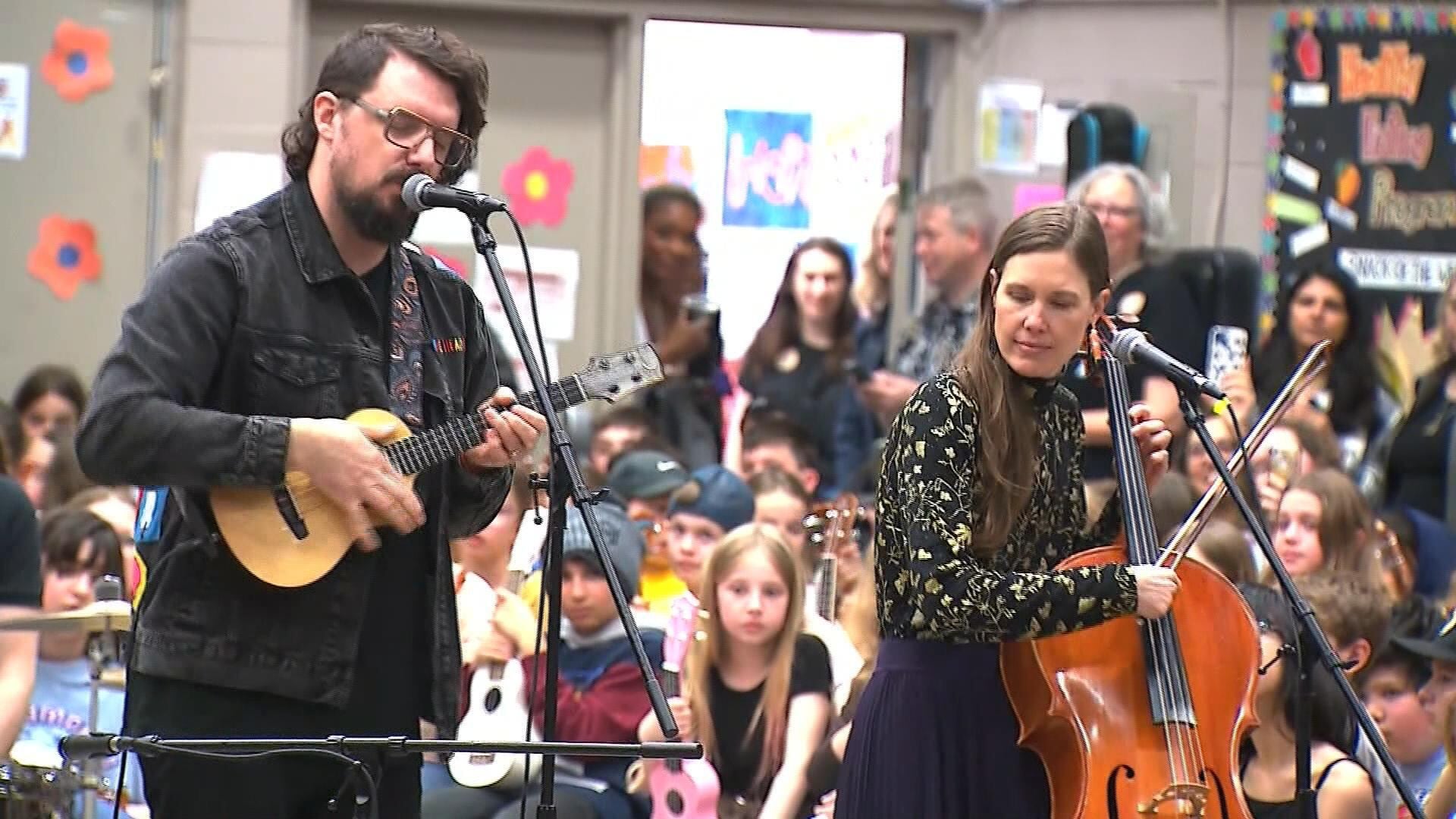 600 kids play ukulele together in Toronto school gym