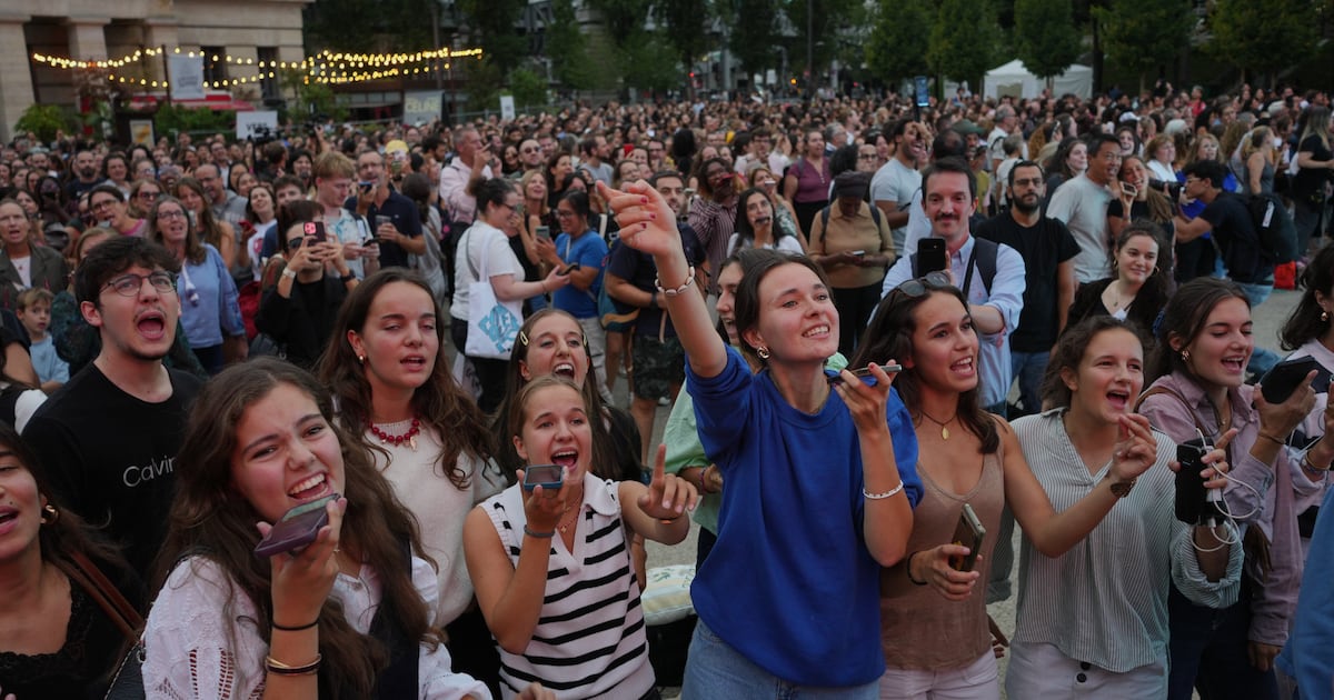 Massive crowd welcomes Celine Dion at Paris residency