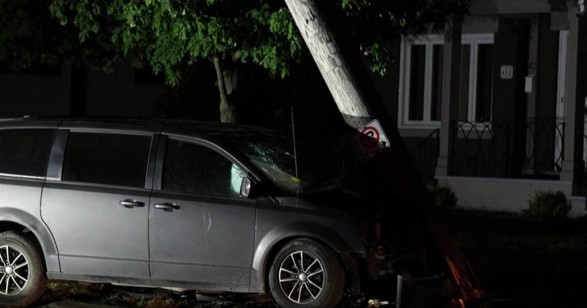 Hundreds without power in Oshawa after minivan crashes into hydro pole