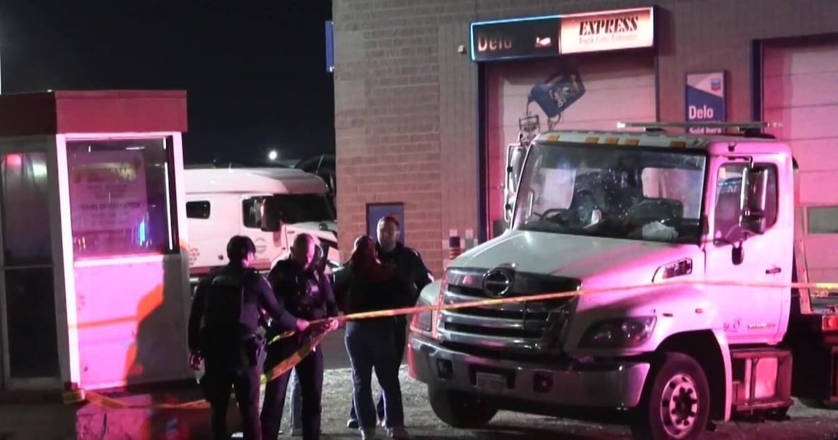 Suspicious tow truck fire in Mississauga - CTV News